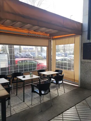 Pérgola para restaurante/bar beige