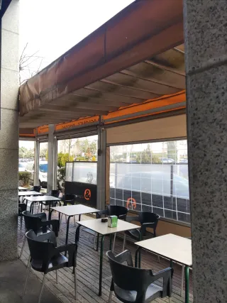 Pérgola para restaurante/bar beige