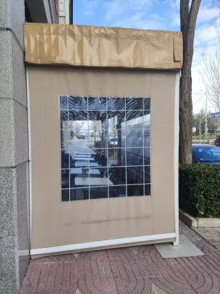 Pérgola para restaurante/bar beige