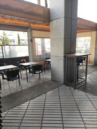 Pérgola para restaurante/bar beige