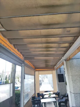 Pérgola para restaurante/bar beige