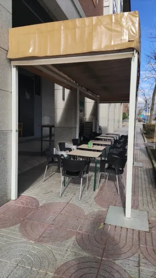 Pérgola para restaurante/bar beige