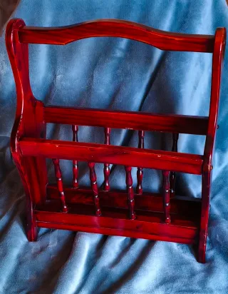 Revistero de madera color rojo