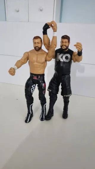 Figuras Kevin Owens y Sami Zayn