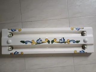 Aplique de cerámica decorado