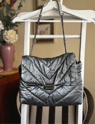 Bolso acolchado plateado Zara