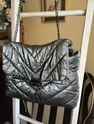 Bolso acolchado plateado Zara