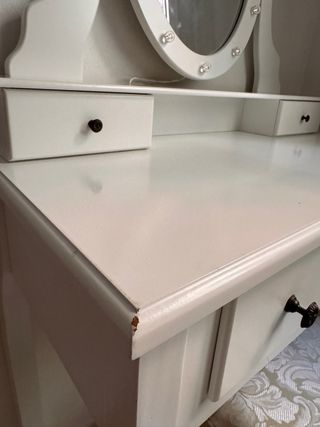 Tocador blanco con espejo y taburete