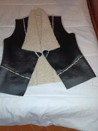 Chaleco Negro y Beige con Forro de Borrego