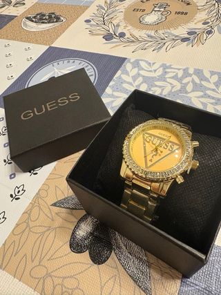 Reloj Guess Dorado con Bisel Brillante