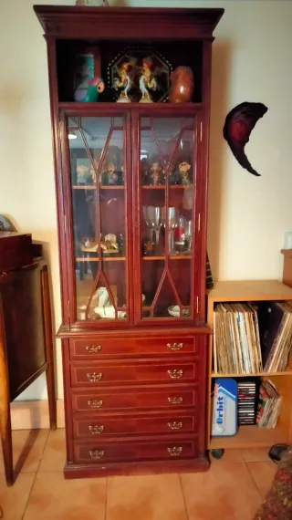 Vitrina de madera con cajones