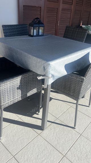 Mesa exterior con 4 sillas ratán
