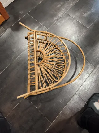 Revistero de mimbre estilo abanico
