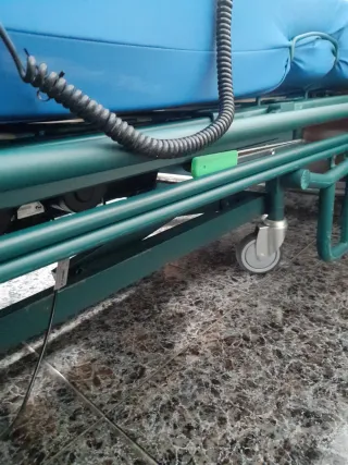 Cama articulada metálica y madera