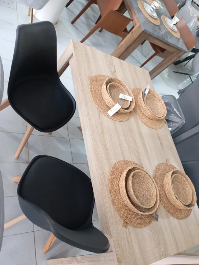Mesa Comedor Madera Clara + 4 Sillas Negras danesa