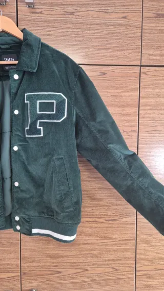 Cazadora Zara Verde con letra P
