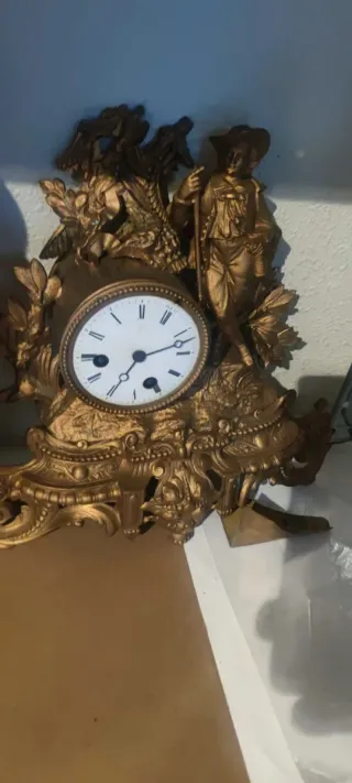 Reloj de mesa antiguo dorado