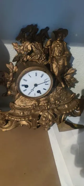 Reloj de mesa antiguo dorado