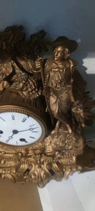Reloj de mesa antiguo dorado