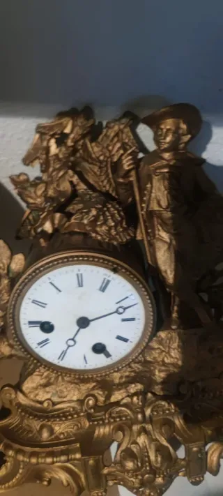 Reloj de mesa antiguo dorado