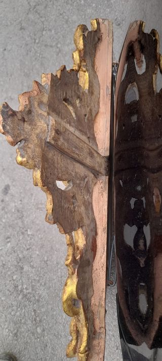 Espejo antiguo dorado con marco tallado..