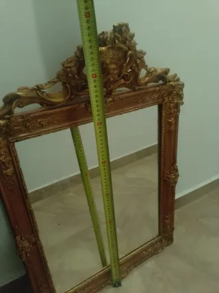 Espejo antiguo dorado con marco tallado..