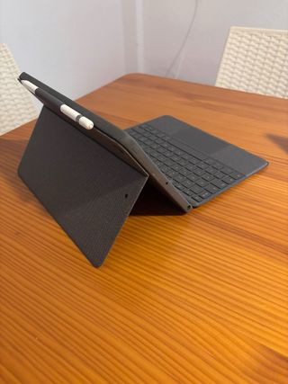 Funda iPad con Teclado Logitech 7ª-9ª Gen.