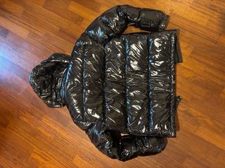 Giubbotto nero lucido con cappuccio