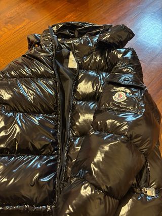 Giubbotto nero lucido con cappuccio