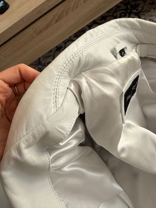 Cazadora cuero blanca ajustada