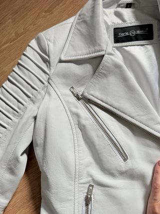 Cazadora cuero blanca ajustada