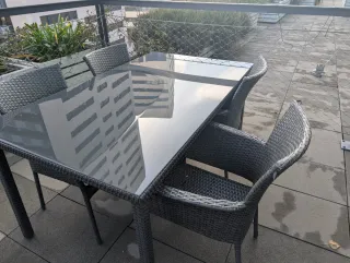 Mesa y sillas de exterior