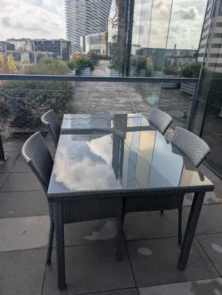 Mesa y sillas de exterior