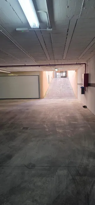 Alquilo plaza garaje amplia cabe coche y moto