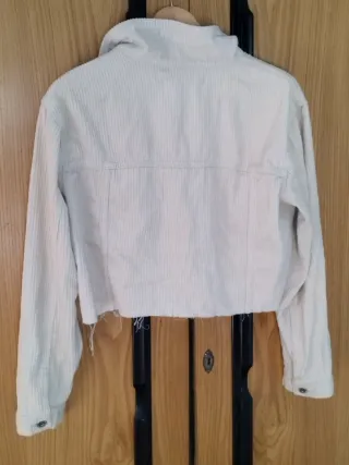 Chaqueta Cropped Stradivarius de pana Beige tallaM