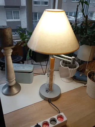 Lámpara de mesa metal y madera