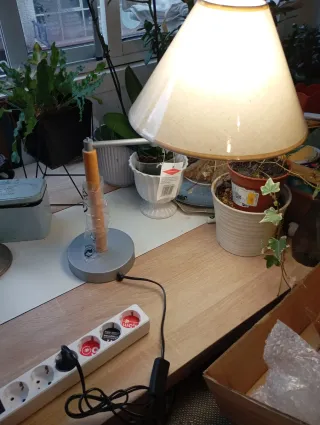 Lámpara de mesa metal y madera