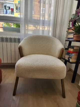 Sillón Zara Home borreguito blanco y madera.