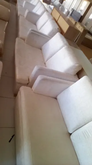 Sofá cama beige y blanco de tela