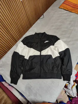 Chaqueta Nike Negra y Blanca