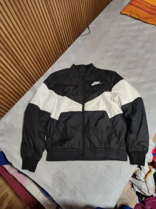 Chaqueta Nike Negra y Blanca