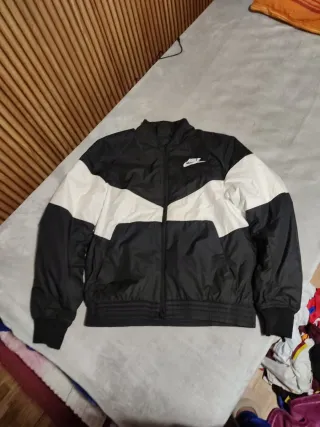 Chaqueta Nike Negra y Blanca