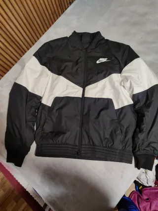 Chaqueta Nike Negra y Blanca