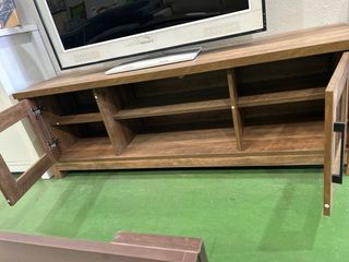 Mueble TV madera con puertas de cristal