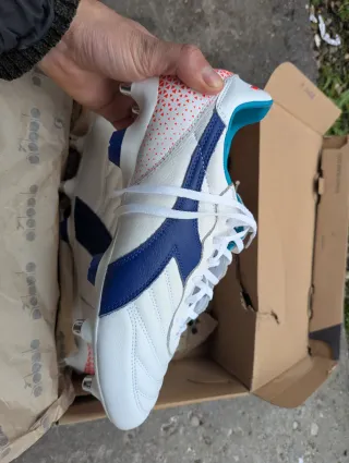 Scarpe da calcio Diadora bianche e blu