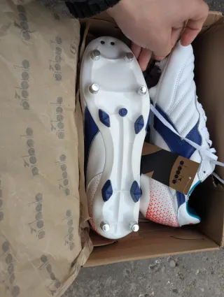 Scarpe da calcio Diadora bianche e blu