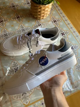 Zapatillas deportivas grises y blancas NASA retro