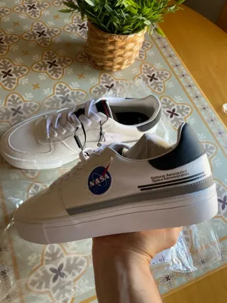 Zapatillas deportivas grises y blancas NASA retro