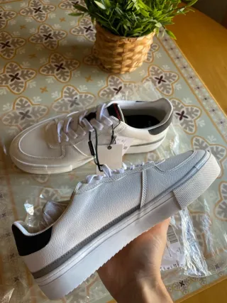 Zapatillas deportivas grises y blancas NASA retro