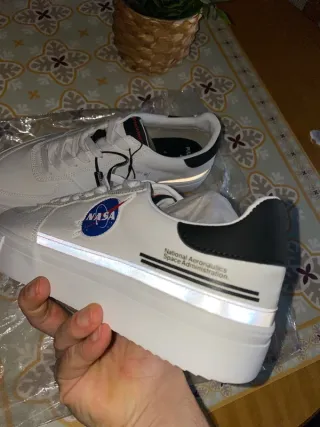 Zapatillas deportivas grises y blancas NASA retro
